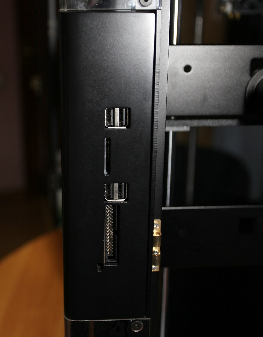 Слот для карты памяти и множество портов для подключения внешних носителей в 3D принтере Raise3D